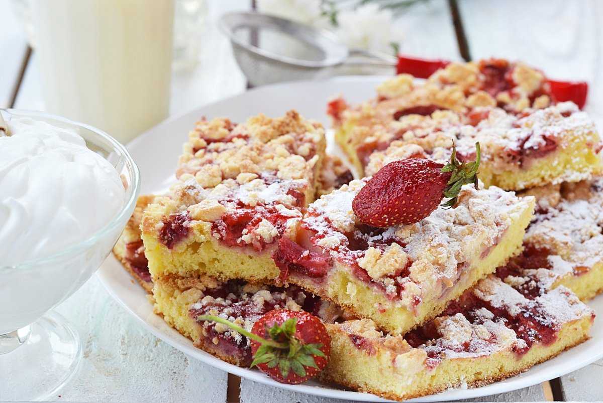 Пирог с клубникой в духовке – 7 быстрых и вкусных рецептов