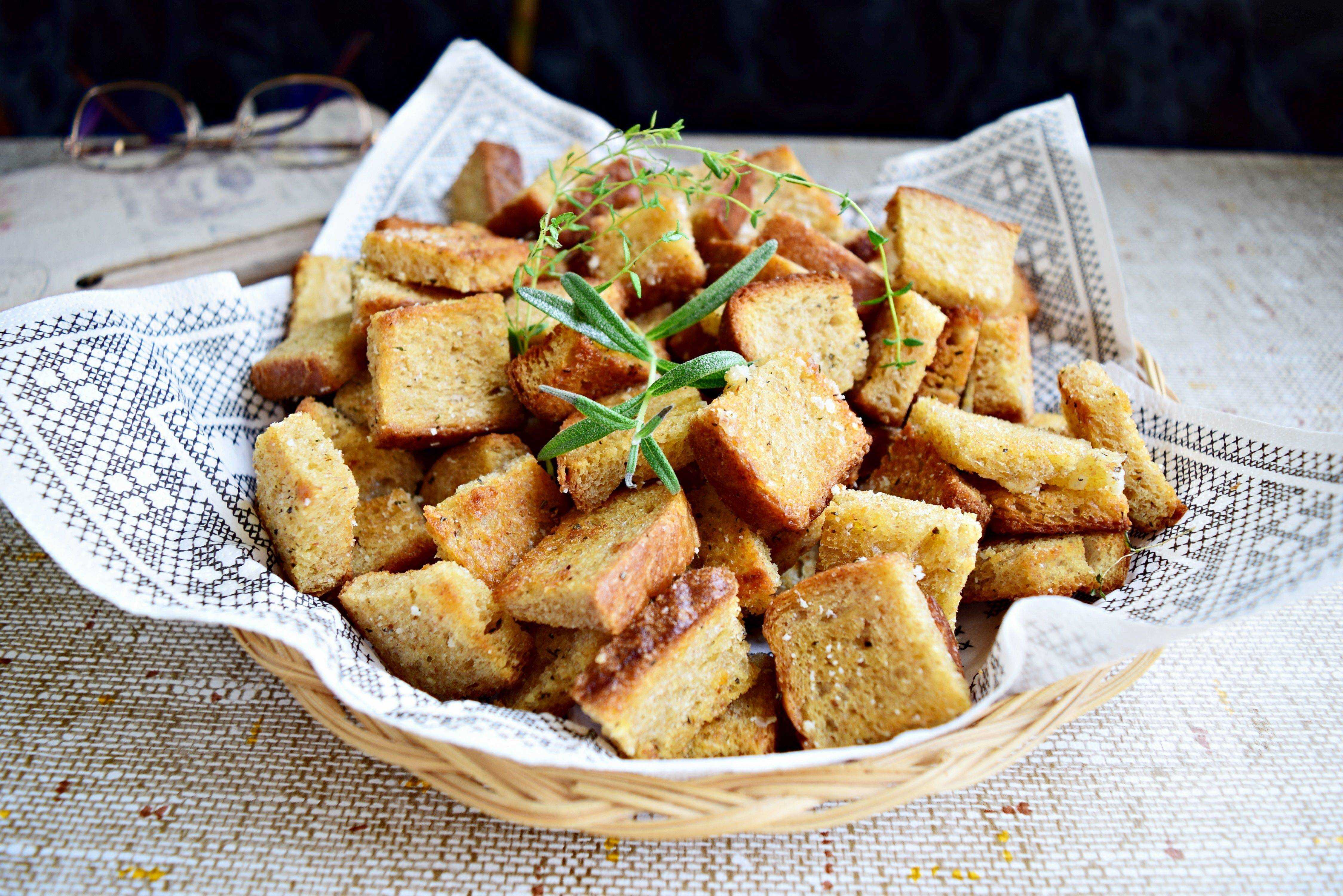 Сухарики в микроволновке – 7 быстрых и вкусных рецептов приготовления