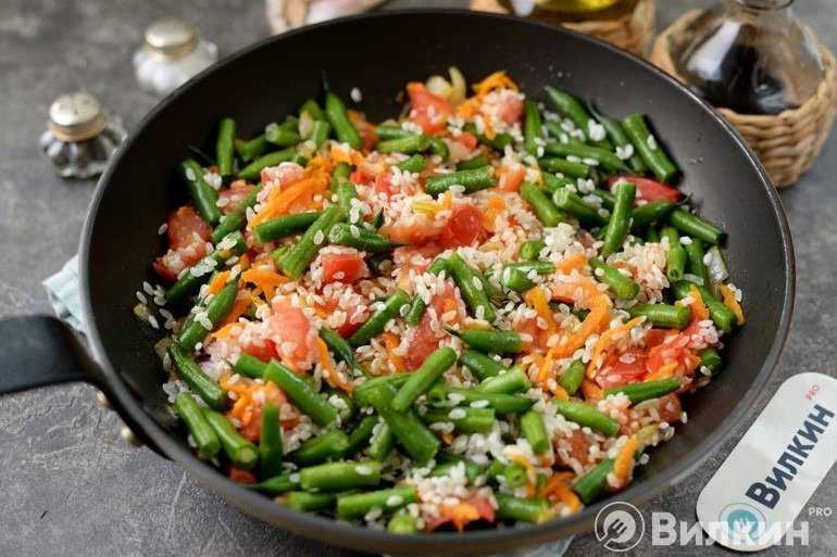 Стручковая фасоль с рисом и овощами отличное постное блюдо которое оценят по достоинству вегетарианцы и веганы Готовится все в одной сковороде Овощи добавляют