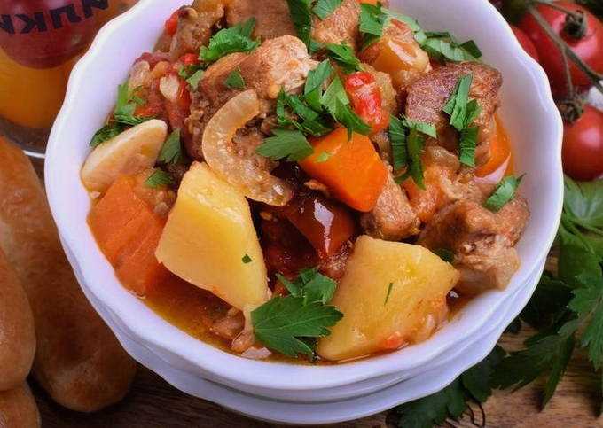 Хашлама это классика кавказской кухни блюдо для большой компании с внушительным количеством свежих овощей и мяса Настоящая хашлама готовится с бараниной или