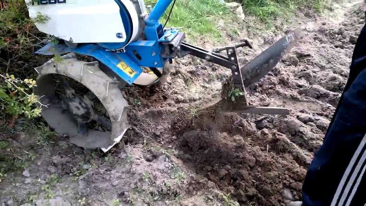 Посадка картофеля мотоблоком с окучником двухрядным, видео