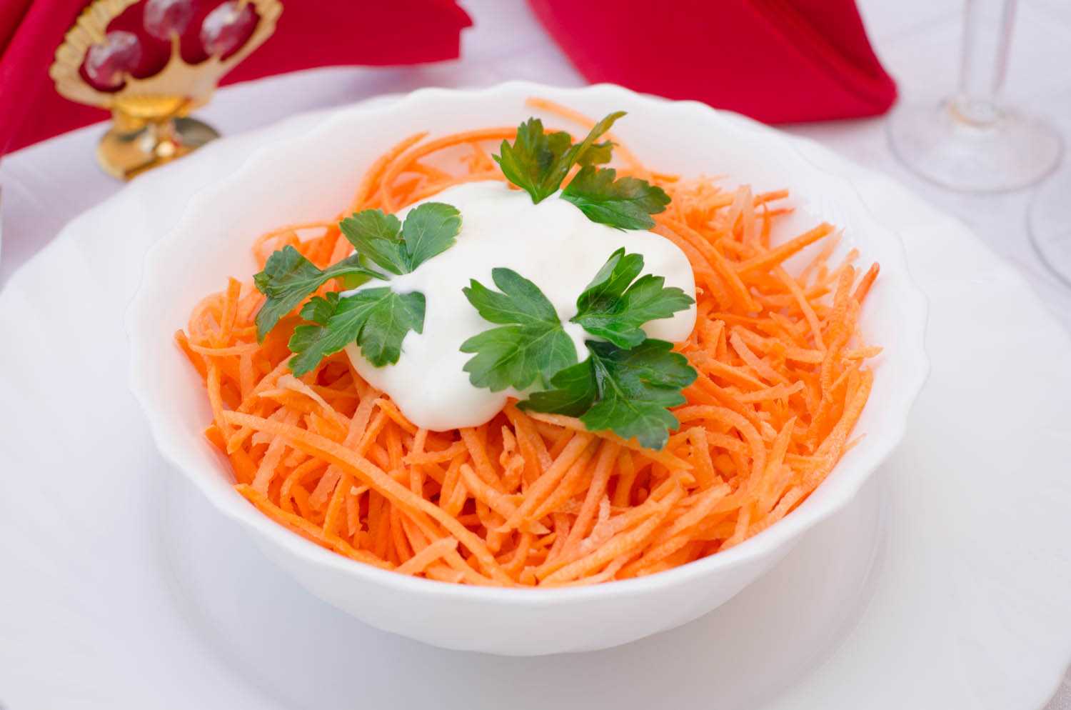 Несколько вкусных рецептов салатов на основе сыра, моркови и чеснока