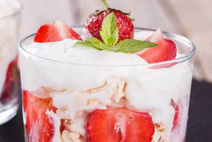 Самый сладостный и нежный на вкус десерт клубника со взбитыми сливками Им можно наслаждаться в сезон сбора этих ягод хоть каждый день Но что делать если хочется