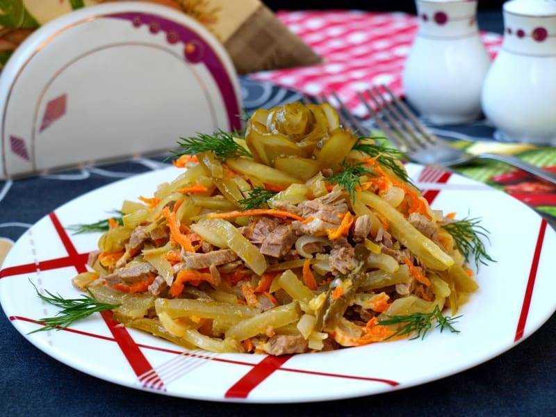 Вкусный салат с фасолью и копчёной колбасой — 7 простых рецептов