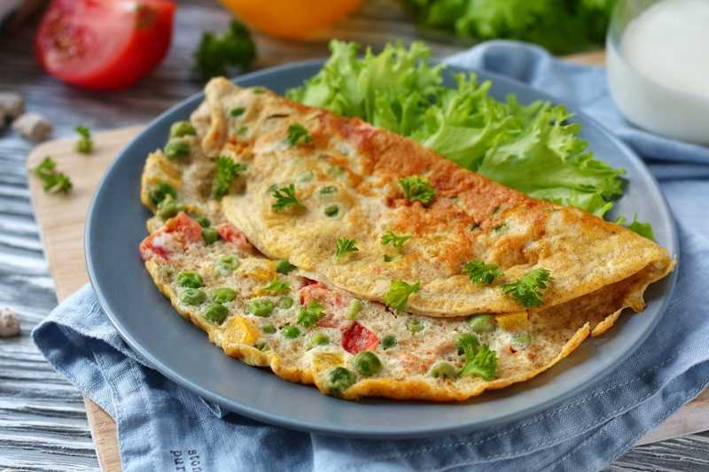 Омлет на сковороде с сыром — 5 рецептов с овощами