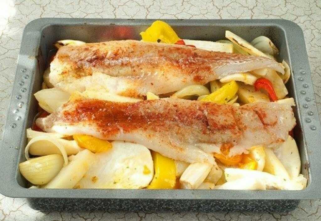 Минтай в духовке — 6 самых вкусных рецептов
