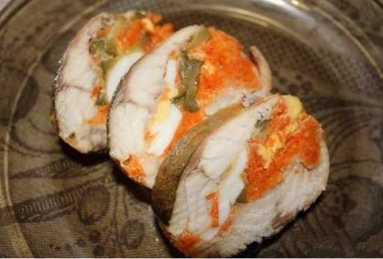 Рулет из скумбрии, запеченный в духовке с морковью и луком в фольге - рецепт с фото пошагово
