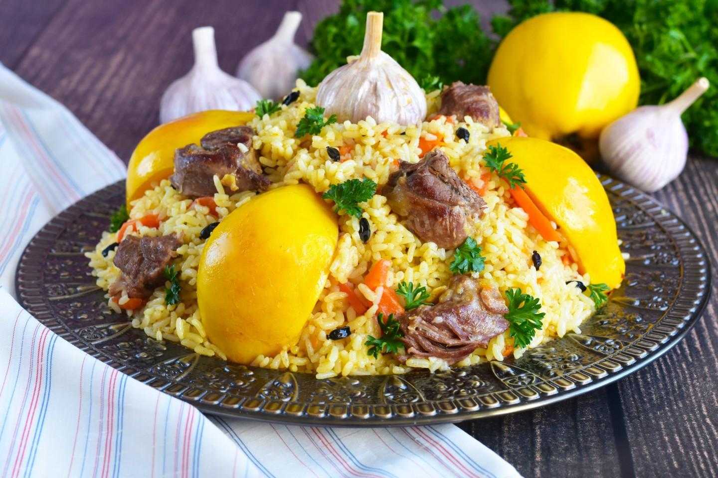 Плов с ребрышками и айвой в духовке простой рецепт вкусного плова который можно приготовить к обеду или ужину без особенных хлопот Нарезать и обжарить овощи и мясо поставить в духовку забыть на час