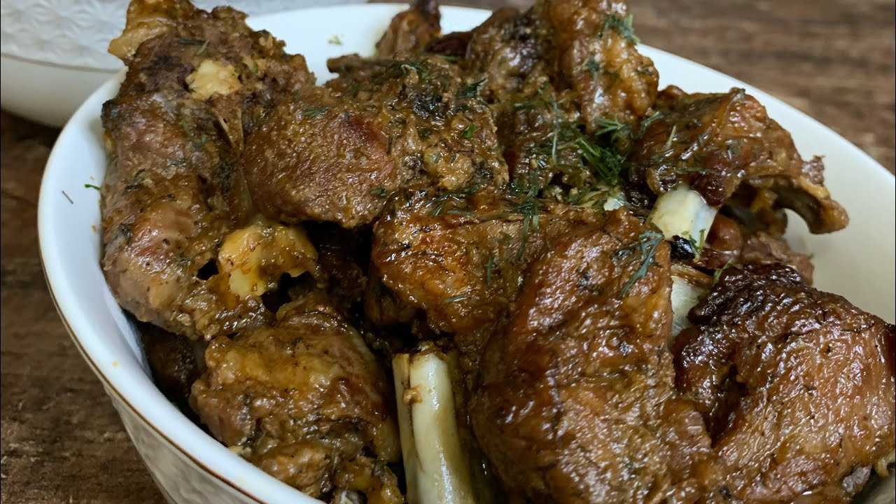 Баранина тушеная в казане с луком и сметаной