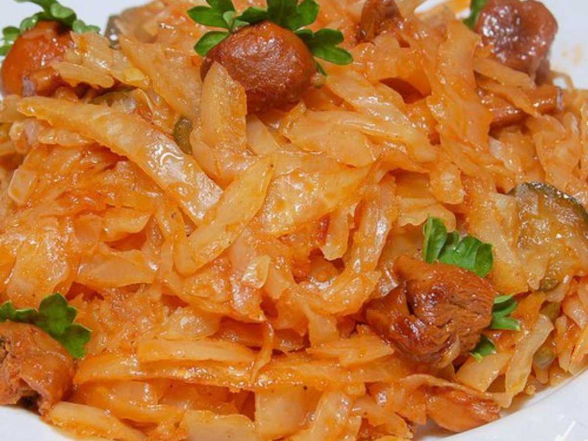 Капустная солянка может выступать в качестве самостоятельного блюда или быть овощным гарниром к мясу Она создается на основе белокочанной капусты Можно использовать