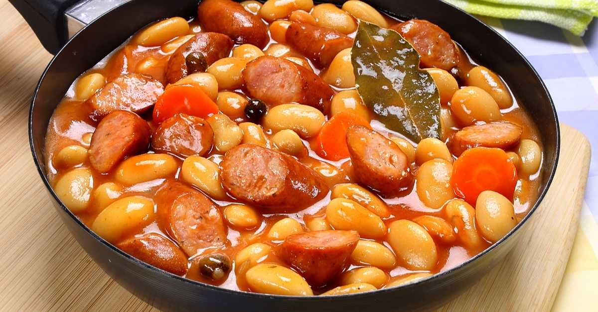 Тушеная фасоль с овощами в томатном соусе