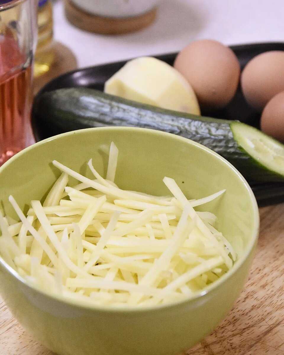 Салат с жареной морковью курицей и картофелем очень вкусный куриный салат с жареной картошкой Основная часть блюда салат из жареной моркови с луком курицей и маринованными огурцами этот рецепт иногда встречала под названием немецкий салат