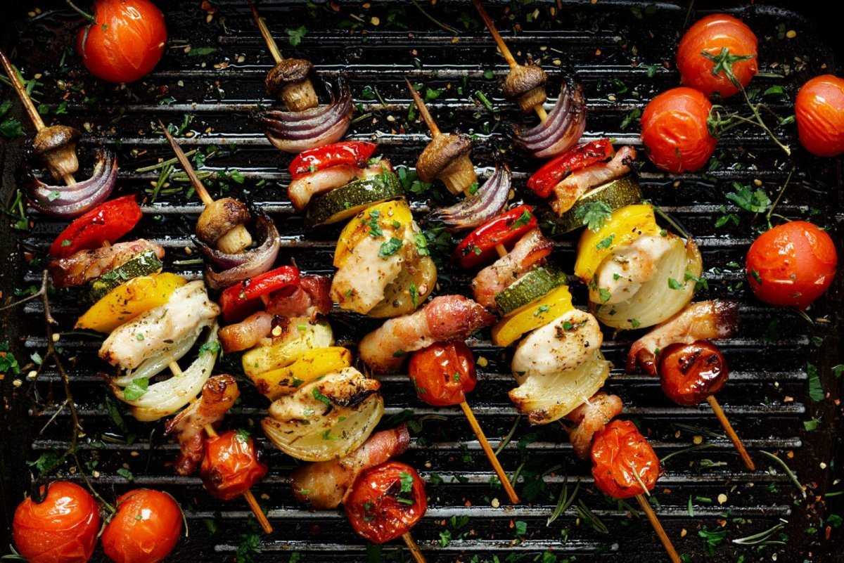 Для постного рациона или в качестве дополнения к мясным и рыбным блюдам запекаем овощной шашлык на деревянных шампурах в духовке Обугливание происходит равномерно