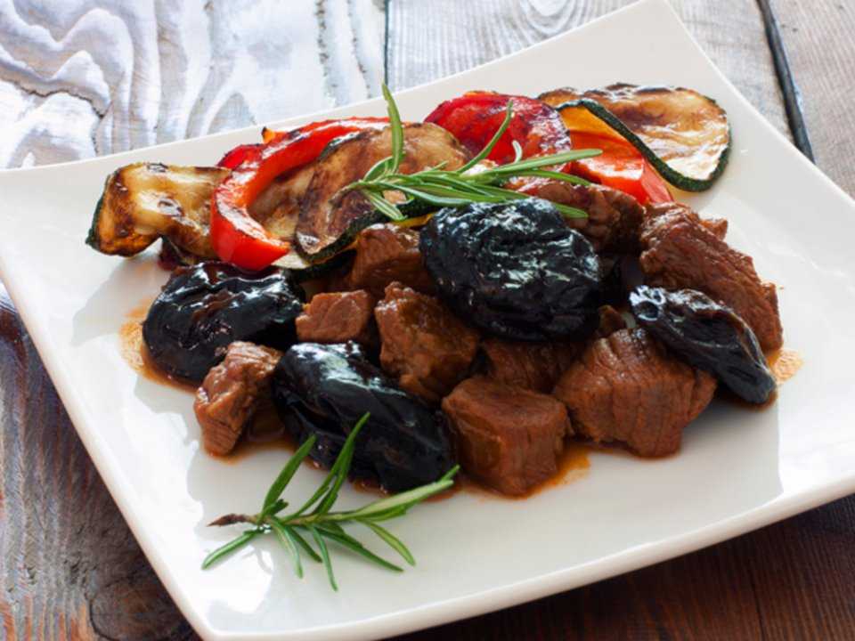 Мясо с черносливом – 10 лучших рецептов