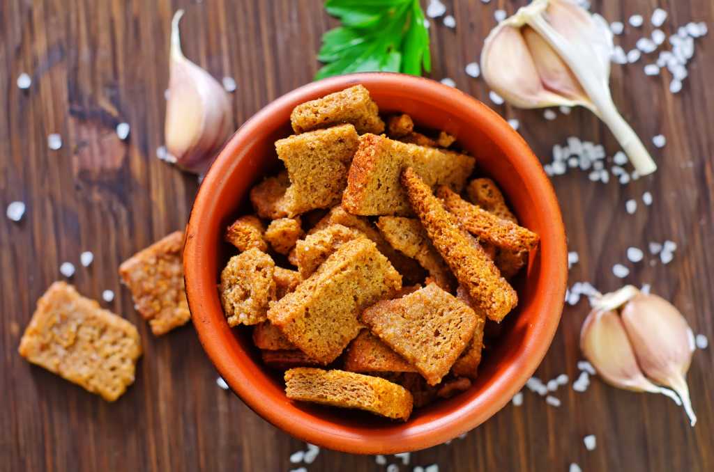 Закусочные гренки с чесноком из кусочков черного хлеба — удачная закуска к пиву и не только