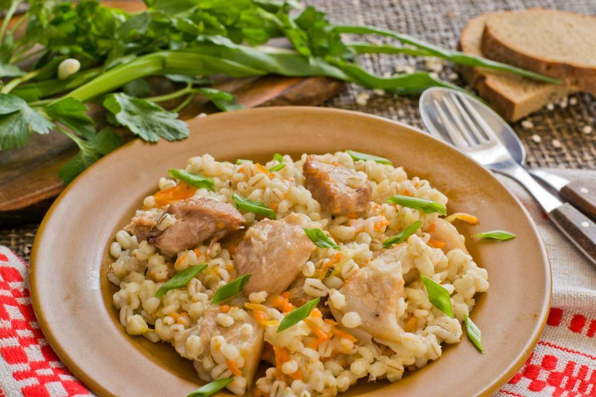 Плов из перловки с курицей — необычное и очень вкусное блюдо. пошаговый рецепт с фото — ботаничка