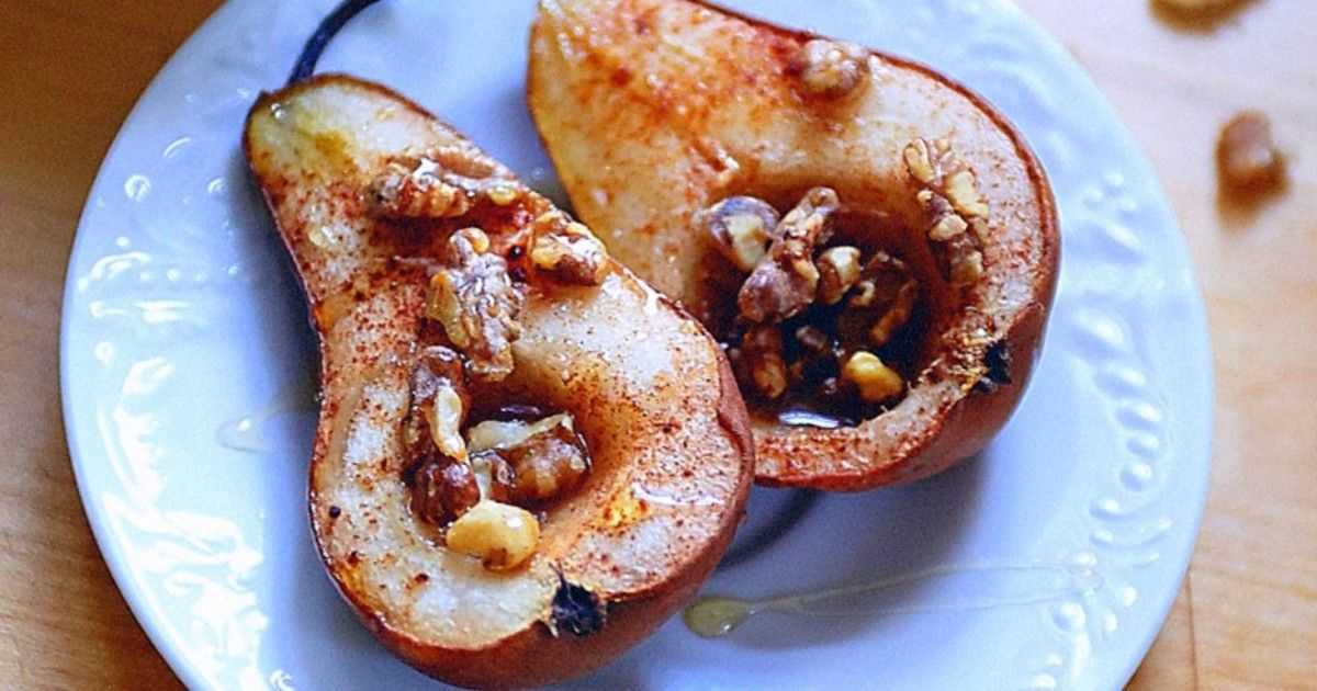 Груша с рикоттой в духовке, запеченная с орешками и медом