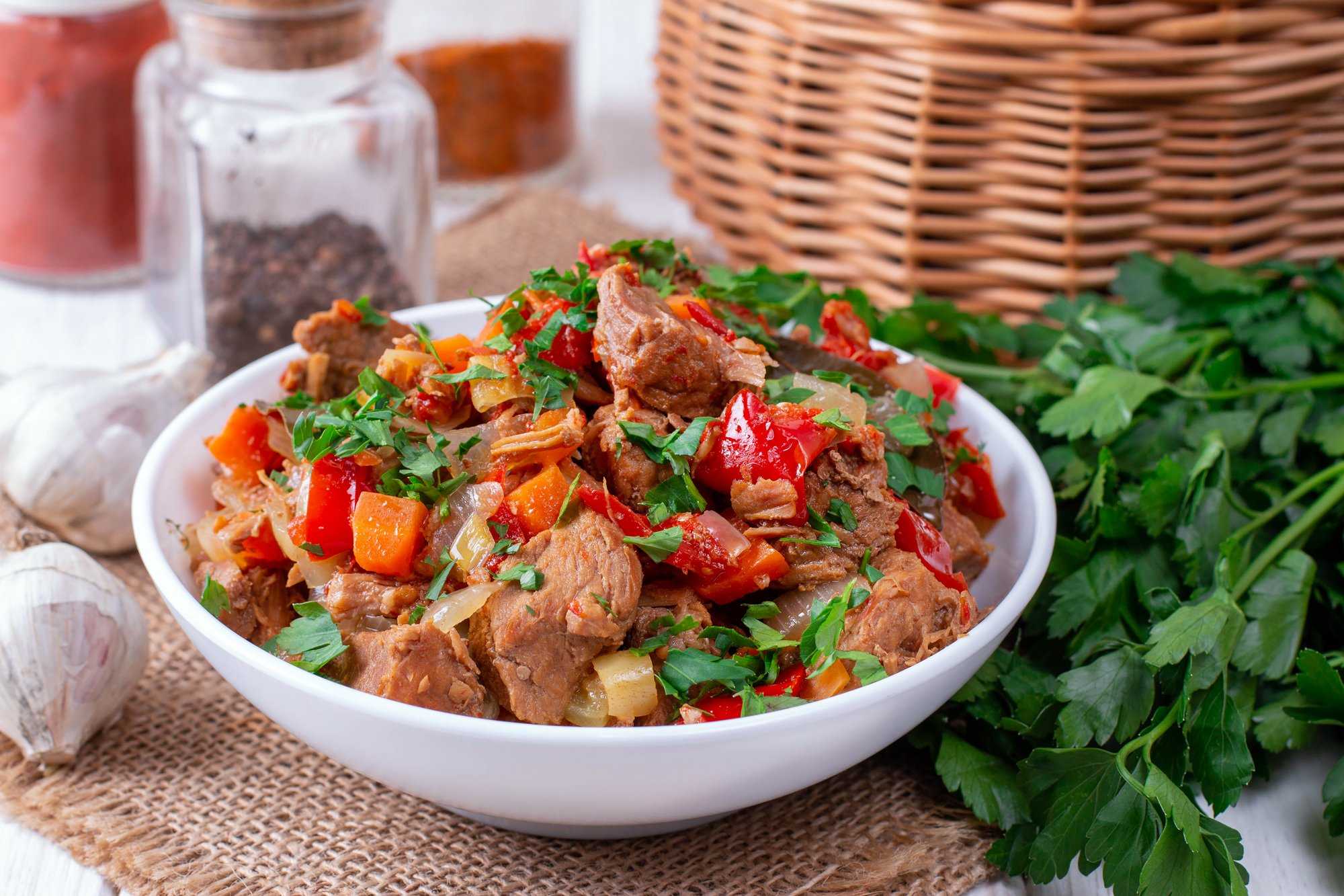 Говядина приготовленная по данному рецепту получается невероятно вкусной она без проблем скрасит любой гарнир Мясо готовится совместно с овощами После обжарки