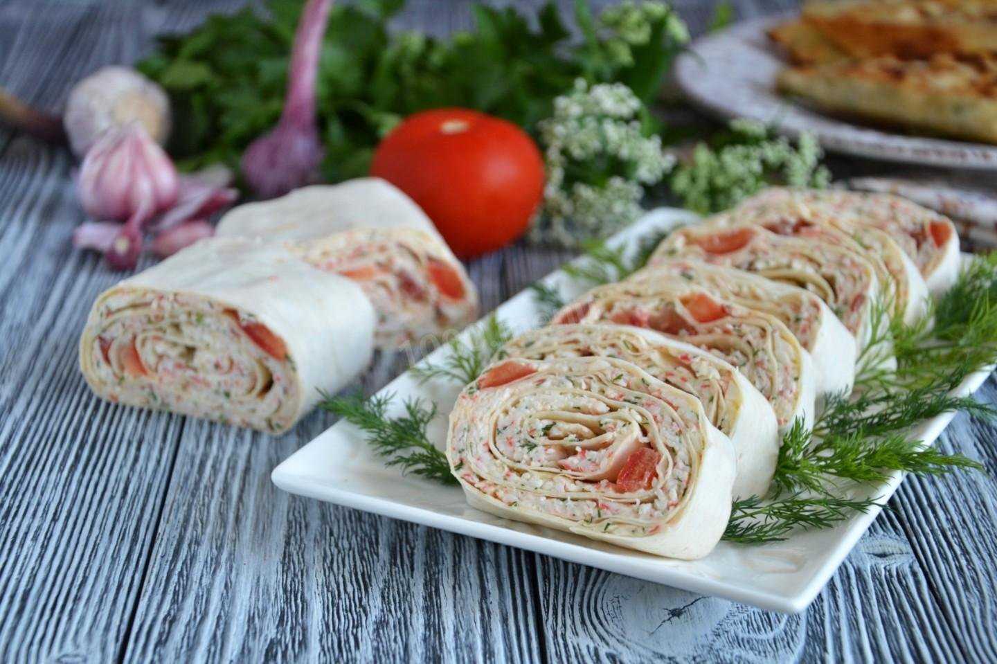 Рулет из лаваша с соленым творогом и зеленью - рецепт с фото пошагово