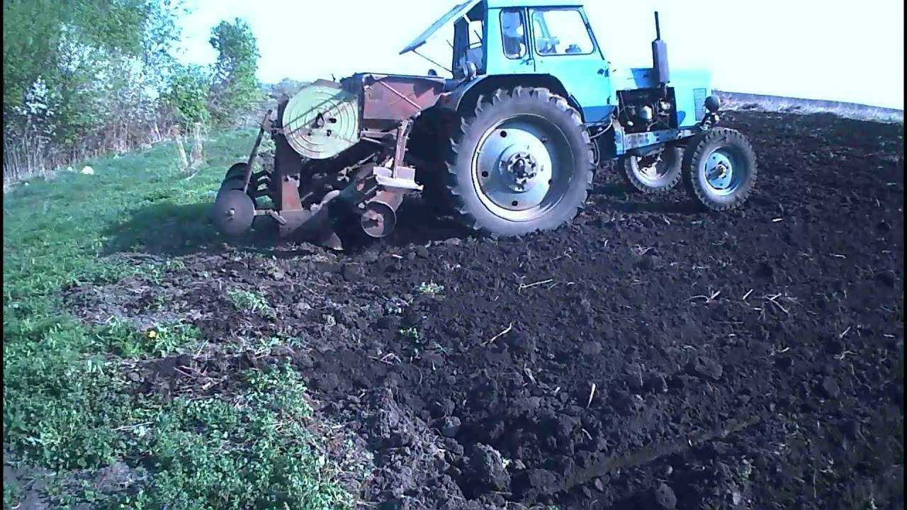 Посадку картофеля преимущественно проводят вручную Если нужно засадить небольшой участок то это не сложно Но при наличии огорода в несколько гектаров