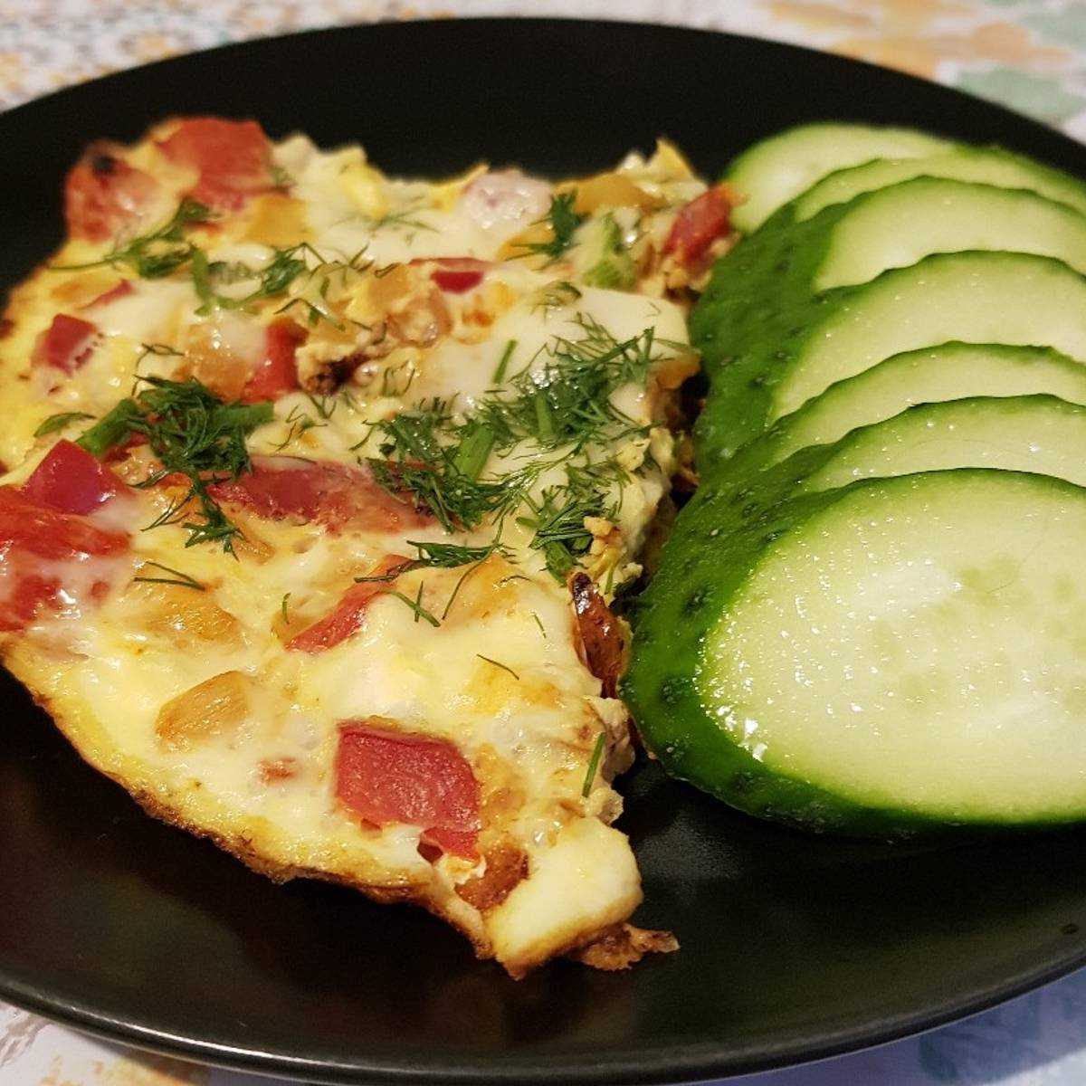 Омлет с шампиньонами, сыром, ветчиной и овощами