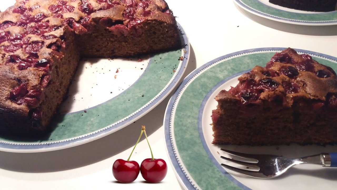 Постный шоколадный пирог с вишней