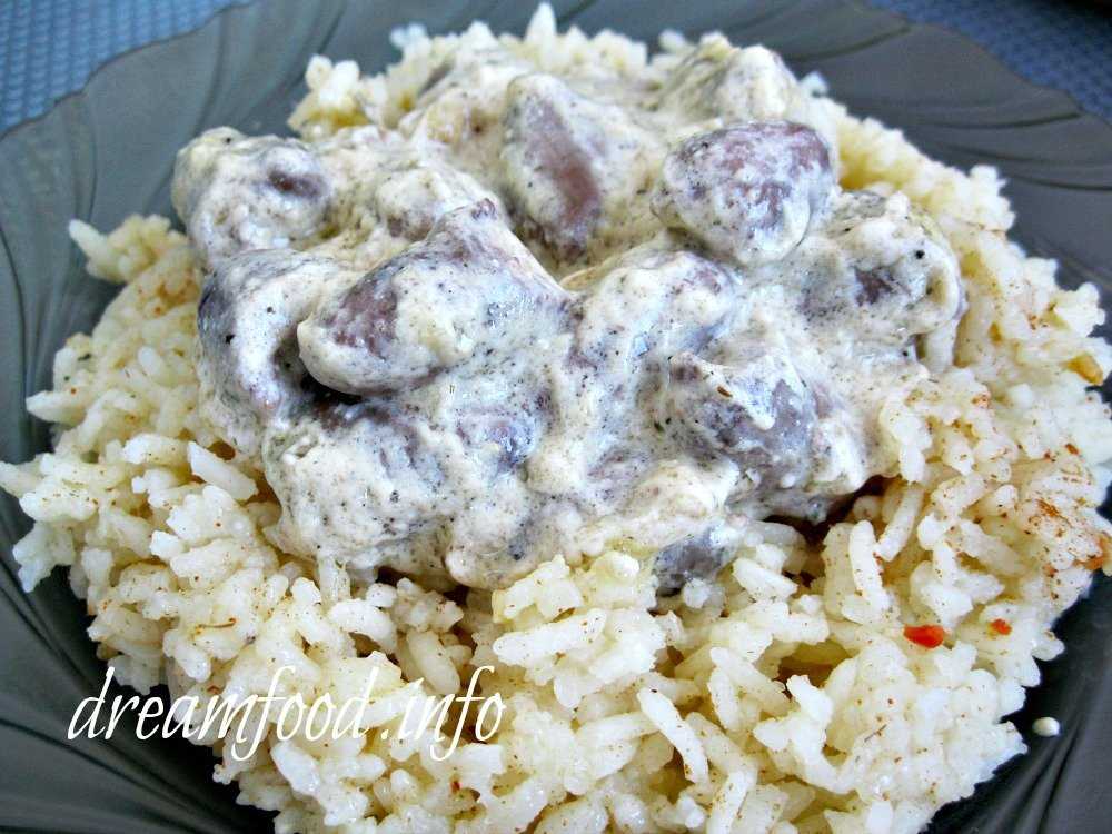 Куриные сердечки с рисом на сковороде