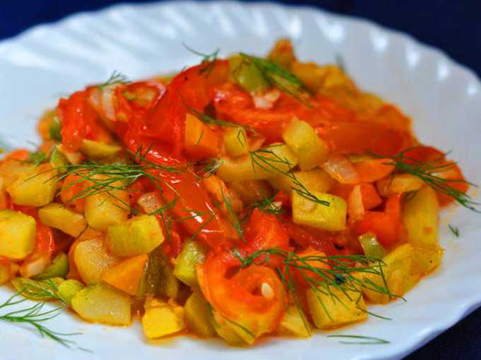 Пошаговый рецепт тушеных кабачков на сковороде с помидорами – быстро и вкусно